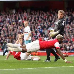 Alex Song scores Arsenals goal past Rob Green (West Ham). Arsenal 1