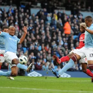Alex Song shoots past Man City goalkeeper Joe Hart to score the 2nd Arsenal goal Alex Song shoots past Man City goalkeeper Joe Hart to score the 2nd Arsenal goal