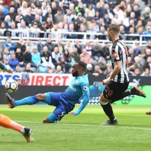 Alexandre Lacazette Scores for Arsenal against Newcastle United - Premier League 2017-18