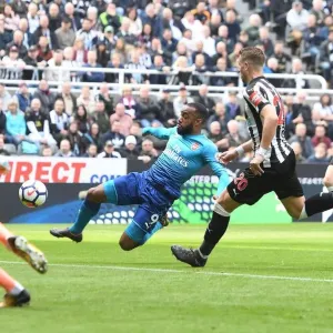 Alexandre Lacazette's Thrilling Goal: Arsenal Triumphs Over Newcastle United (April 2018)