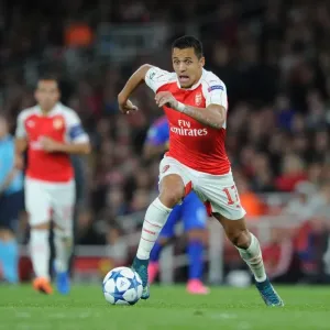 Alexis Sanchez in Action: Arsenal vs. Olympiacos, 2015/16 UEFA Champions League
