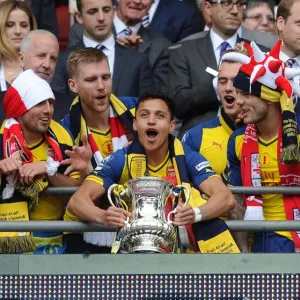 Alexis Sanchez (Arsenal) lift the FA Cup after the match. Arsenal 4: 0 Aston Villa Alexis Sanchez (Arsenal) lift the FA Cup after the match. Arsenal 4: 0 Aston Villa