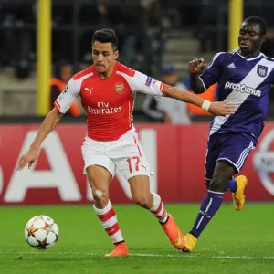 Alexis Sanchez Breaks Past Anderlecht's Defense in 2014-15 Champions League Clash