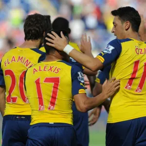 Alexis Sanchez celebrates scoring his goal for Arsenal with Mesut Ozil. Leicester City 1: 1 Arsenal