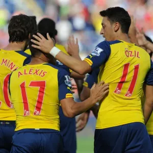Alexis Sanchez celebrates scoring his goal for Arsenal with Mesut Ozil. Leicester City 1: 1 Arsenal
