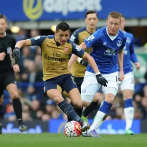 Alexis Sanchez Outmaneuvers McCarthy: Everton vs. Arsenal, Premier League 2015-16