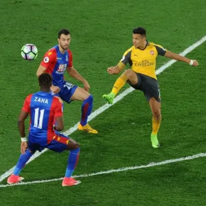 Alexis Sanchez Outmaneuvers Wilfred Zaha and Luka Milivojevic in Crystal Palace vs Arsenal Premier League Clash