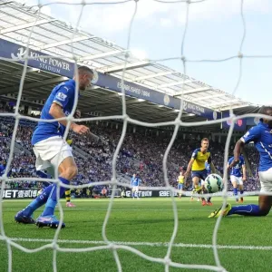 Alexis Sanchez Scores Stunner Past Wes Morgan and Paul Koschesky: Leicester City vs. Arsenal, 2014-15 Premier League