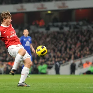 Andrey Arshavin scores Arsenals 1st goal. Arsenal 2: 1 Everton. Barclays Premier League