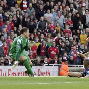 Andrey Arshavin scores his and Arsenals 1st goal past Paul Robinson