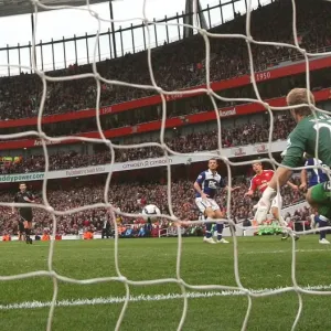 Andrey Arshavin scores Arsenals 3rd goal past Joe Hart (Birmingham)
