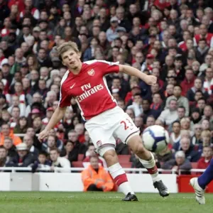 Andrey Arshavin scores Arsenals 3rd goal as Stephen Carr Andrey Arshavin scores Arsenals 3rd goal as Stephen Carr
