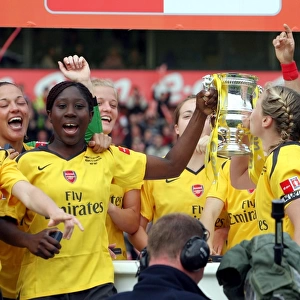 Anita Asante and Jayne Ludlow (Arsenal) lift the FA Cup Trophy