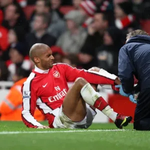 Armand Traore (Arsenal) is treated for an injury. Arsenal 2: 0 Stoke City