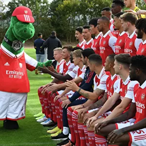 Arsenal 2022-23 First Team Squad: Gunnersaurus Leads the Team Photo