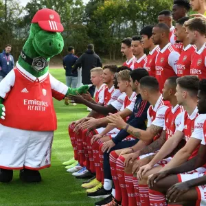 Arsenal 2022-23 First Team Squad: Gunnersaurus Leads the Team Photo