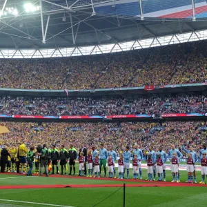 Arsenal amd Villa teams line up before the match. Arsenal 4: 0 Aston Villa. FA Cup Final