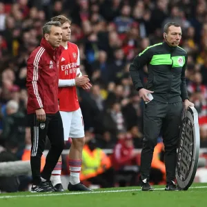 Arsenal Assistant Coach Albert Stuivenberg Guides Emile Smith Rowe during Arsenal vs Manchester City, Premier League 2021-22
