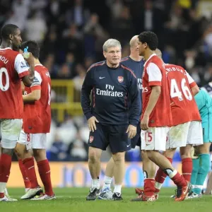 Arsenal assistant manager Pat Rice talks to the players before extra time Arsenal assistant manager Pat Rice talks to the players before extra time