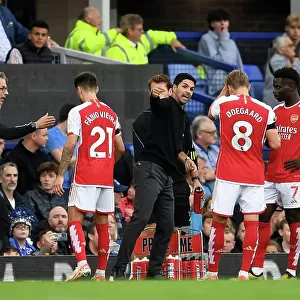 Arsenal Boss Mikel Arteta Conferring with Saka and Odegaard during Everton Clash (2023-24)