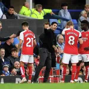 Arsenal Boss Mikel Arteta Conferring with Saka and Odegaard during Everton Clash (2023-24)