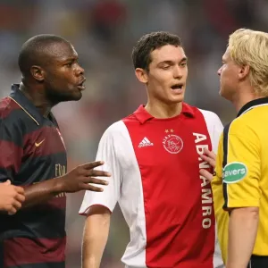 Arsenal captain William Gallas and Ajax defender Thomas Vermaelen talk to the referee Arsenal captain William Gallas and Ajax defender Thomas Vermaelen talk to the referee
