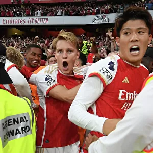 Arsenal Celebrate Martinelli's Goal Against Manchester City (2023-24)