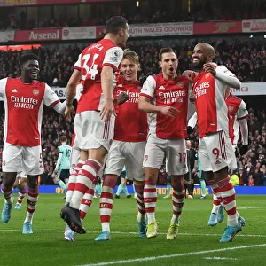 Arsenal Celebrate Team Goal: Lacazette Scores Against Leicester City (2021-22)
