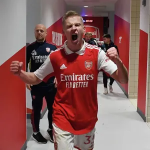 Arsenal Celebrate Victory Over Manchester United in Premier League Clash