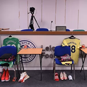 Arsenal Changing Room: Ramsdale and Tomiyasu Prepare for Leicester Clash (Leicester City vs Arsenal, 2021-22)