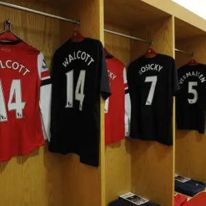 Arsenal Changing Room: Walcott and Rosicky Prepare for Arsenal v Southampton (2013-14)