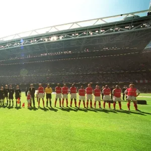 The Arsenal and Chelsea teams line up before the match. Arsenal 2: 0 Chelsea The Arsenal and Chelsea teams line up before the match. Arsenal 2: 0 Chelsea