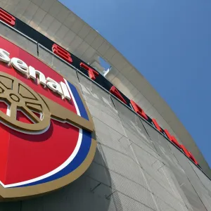 The Arsenal Crest outside the stadium