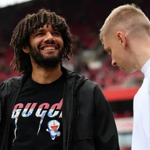 Arsenal: Elneny and Zinchenko in Deep Conversation Before Arsenal v Brighton & Hove Albion (2022-23)