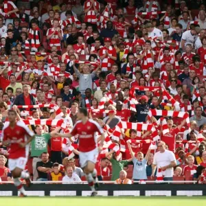 Appassionati di Arsenal tengono in alto le loro bandiere