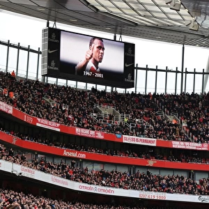 Arsenal Fans Honor Late Legend David Rocastle During Match Against Reading
