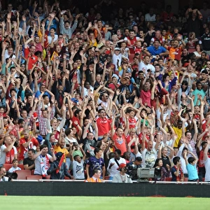 Arsenal fans do a mexican wave. Arsenal 1: 2 Galatasaray. Emirates Cup Day Two. Emirates Stadium