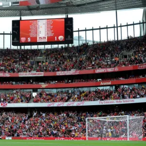 Arsenal fans do a mexican wave. Arsenal 5: 1 Benfica. The Emirates Cup, Day 1. Emirates Stadium