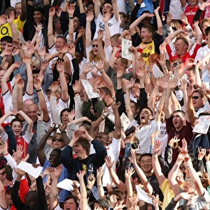 Arsenal fans do a mexivan wave