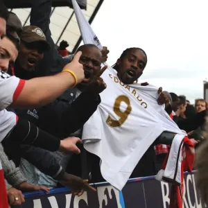 Arsenal fans show their respect for injured Arsenal striker Eduardo Arsenal fans show their respect for injured Arsenal striker Eduardo