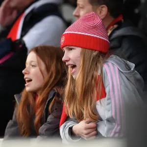 Les supporters de l'arsénal dans les virevoltés : le match du quart de finale de la coupe d'Angleterre contre les dames des blancs Les supporters de l'arsénal dans les virevoltés : le match du quart de finale de la coupe d'Angleterre contre les dames des blancs