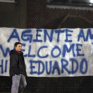 Arsenal fans welcome back Eduardo