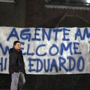 Arsenal fans welcome back Eduardo Arsenal fans welcome back Eduardo