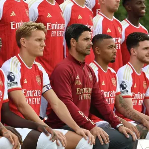Le Arsenal FC 2023-24 : Unité et Détermination - La Face Unie de l'Équipe