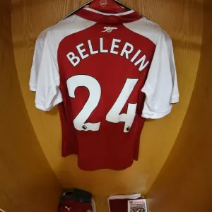 Arsenal FC: Hector Bellerin's Emirates Stadium Jersey in the Home Changing Room (Arsenal v Leicester City, 2017-18) Arsenal FC: Hector Bellerin's Emirates Stadium Jersey in the Home Changing Room (Arsenal v Leicester City, 2017-18)