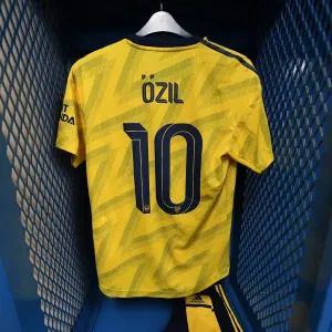 Arsenal FC: Mesut Ozil's Changing Room Moment before Arsenal vs. Bayern Munich in the International Champions Cup (2019)