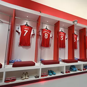 Arsenal FC: Pre-Match Huddle in the Changing Room before Arsenal vs. Brentford (2021-22 Premier League)