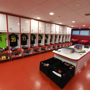 Arsenal FC: Pre-Match Huddle in Olympiacos Stadium's Changing Room - UEFA Europa League 2019-2020 Arsenal FC: Pre-Match Huddle in Olympiacos Stadium's Changing Room - UEFA Europa League 2019-2020