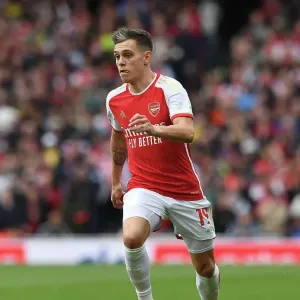 Arsenal FC v Aston Villa - Premier League