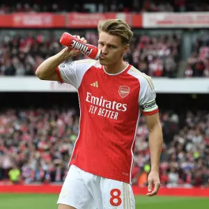 Arsenal FC v Aston Villa - Premier League